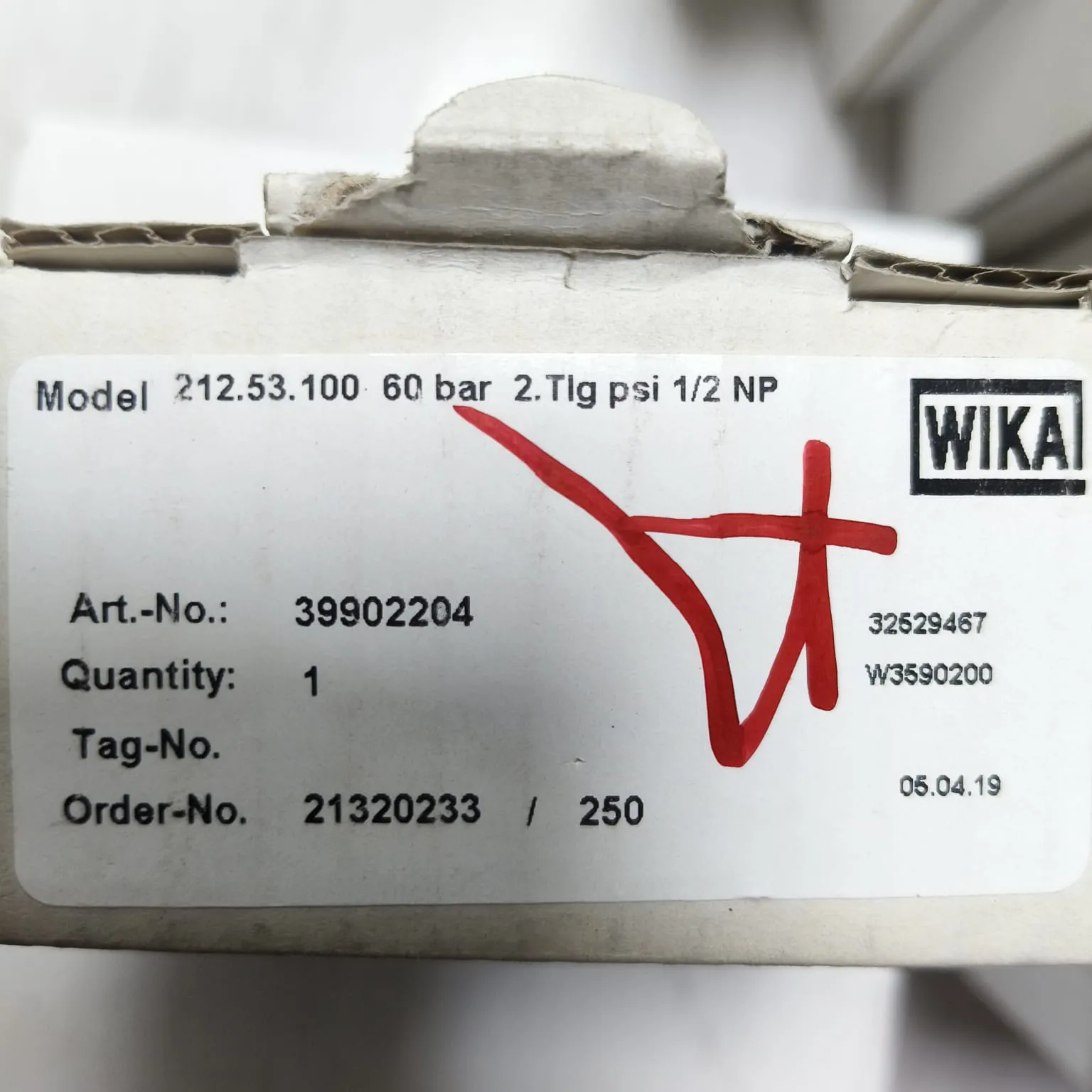 WIKA Pressure Gauge 212.53.100, 0...60 bar, Dual Scale, 4" Dial, 1/2" Male NPT Lower Mount, 39902204 - image 2