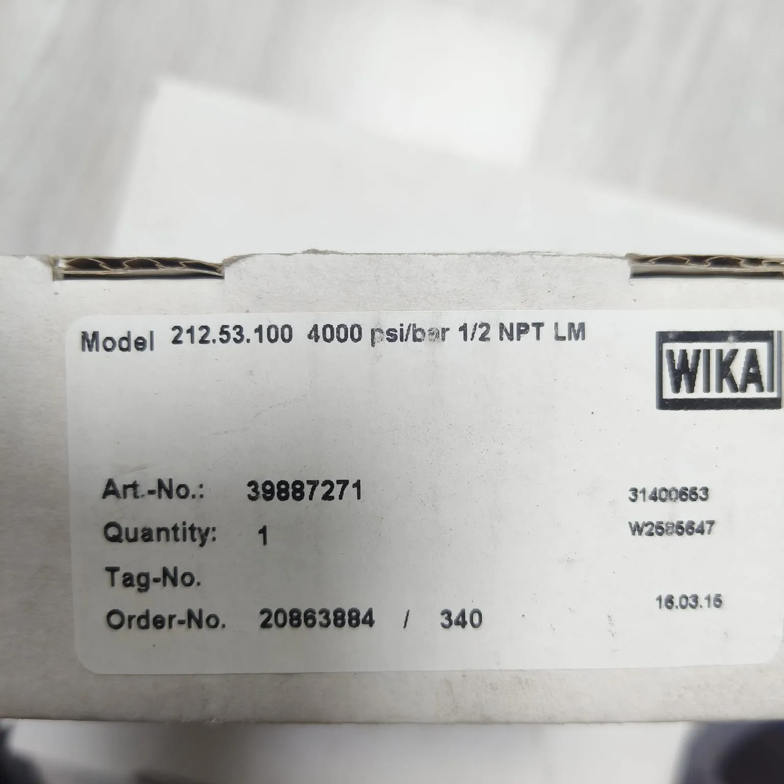 WIKA Pressure Gauge 212.53.100, 0...4000 psi, Dual Scale, 4" Dial, 1/2" Male NPT Lower Mount, 39887271 - image 2
