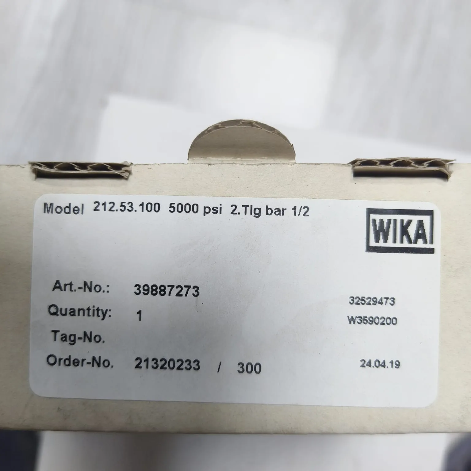 WIKA Pressure Gauge 212.53.100, 0...5000 psi, Dual Scale, 4" Dial, 1/2" Male NPT Lower Mount, 39887273 - image 2