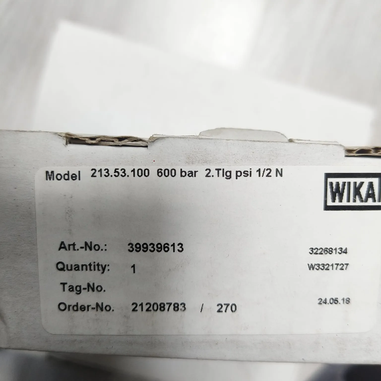 WIKA Pressure Gauge 212.53.100, 0...600 bar, Dual Scale, 4" Dial, 1/2" Male NPT Lower Mount, 39939613 - image 2