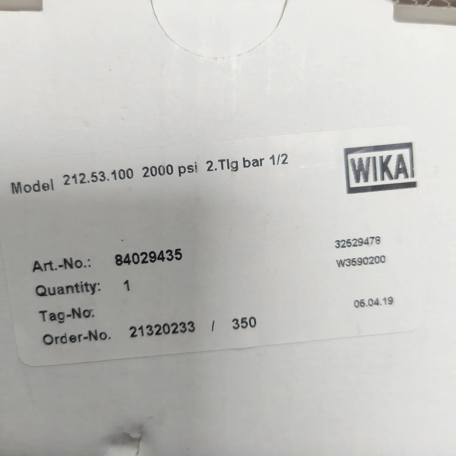 WIKA Pressure Gauge 213.53.100, 0...2000 psi, Dual Scale, 4" Dial, 1/2" Male NPT Lower Back Mount, 84029435 - image 2