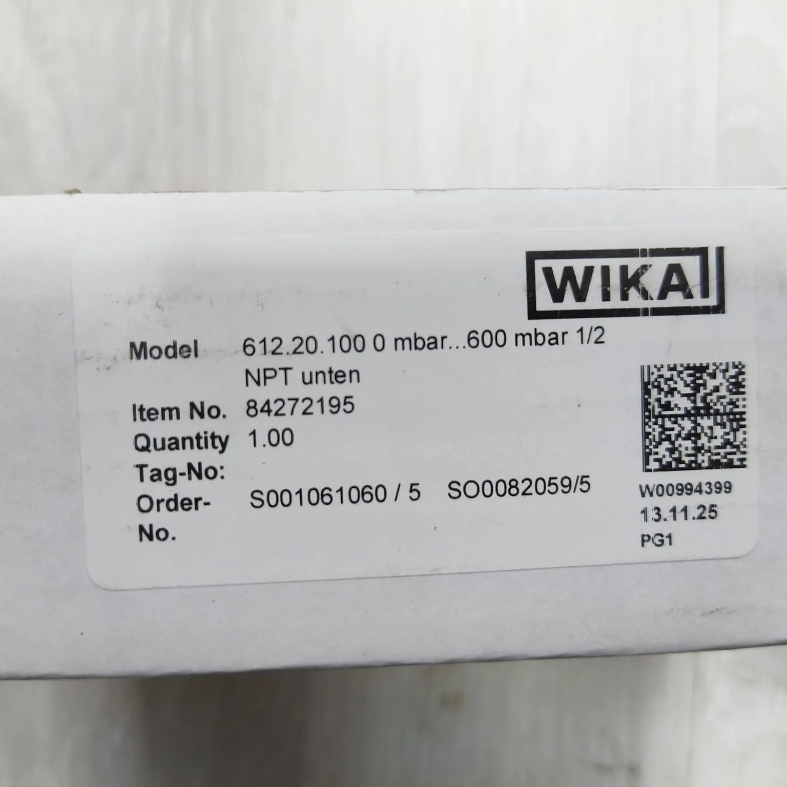 Wika Capsule Pressure Gauge Model 612.20.100, 0...600 mbar, Dual Scale, 4" Dial, 1/2" NPT Lower Mount, 84272195 - image 2