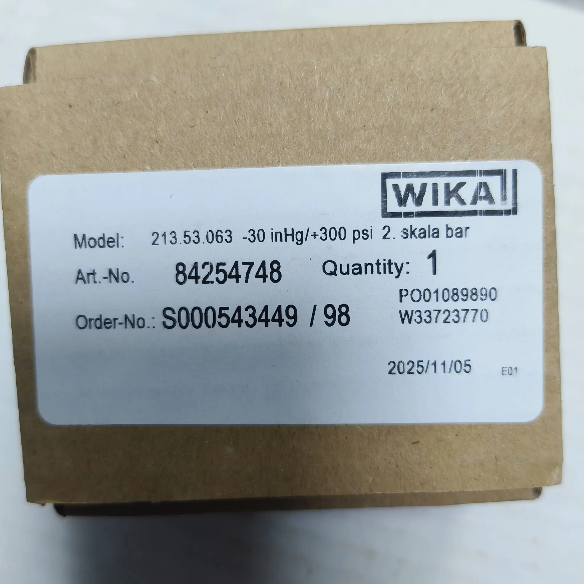 WIKA Compound Gauge 213.53.063, -30 inHg...+300 psi, Dual Scale, 2.5" Dial, 1/4" Male NPT Lower Mount, 84254748 - image 2