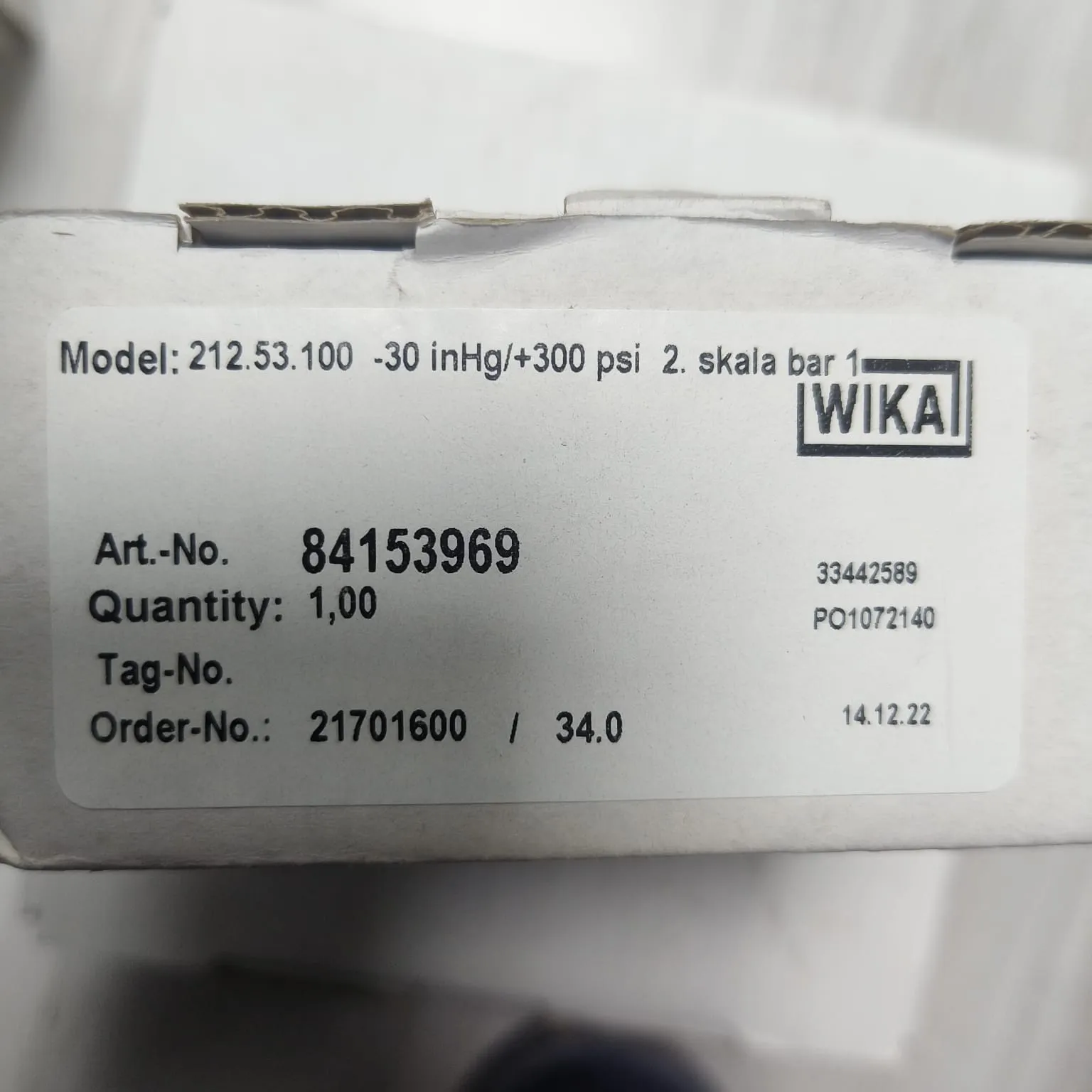 WIKA Compound Gauge 213.53.100, -30 inHg...+300 psi, Dual Scale, 4" Dial, 1/2" Male NPT Lower Mount, 31104965 - image 2