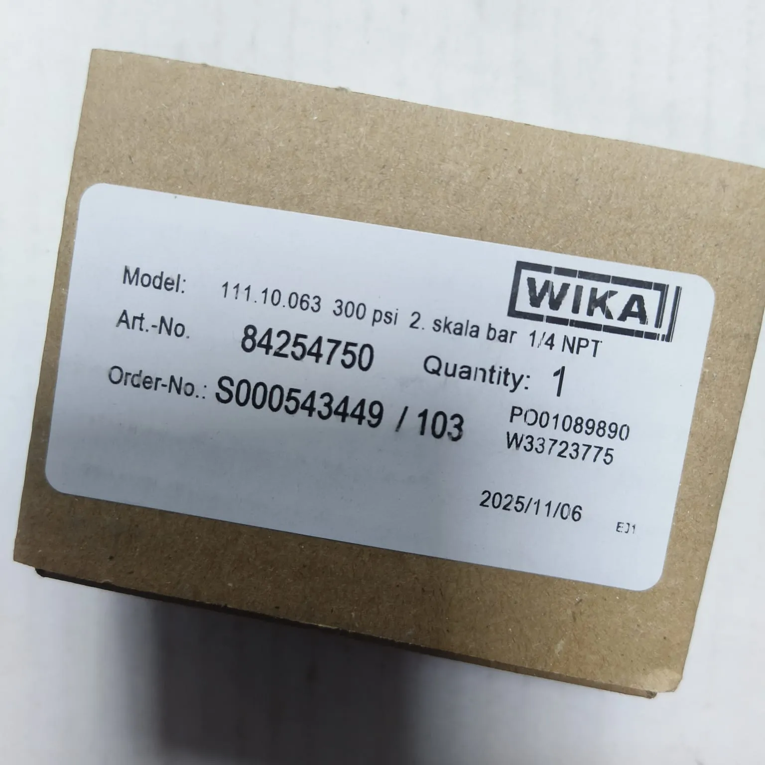 WIKA Pressure Gauge 111.10.063, 0...300 psi, Dry Black Steel Case, Dual Scale, 2.5" Dial, 1/4" Male NPT Lower Mount, 84254750 - image 2