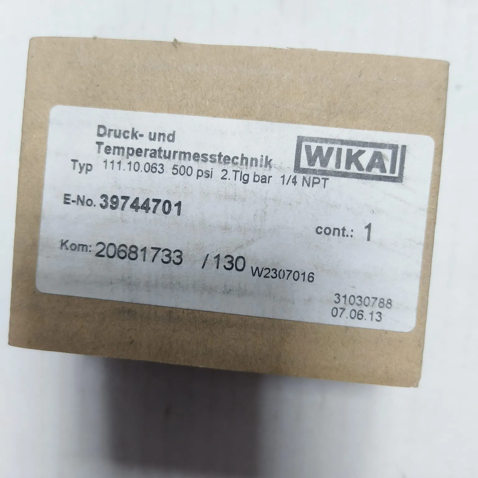 WIKA Pressure Gauge 111.10.063, 0...500 psi, Dry Black Steel Case, Dual Scale, 2.5" Dial, 1/4" Male NPT Lower Mount, 39744701 - image 2