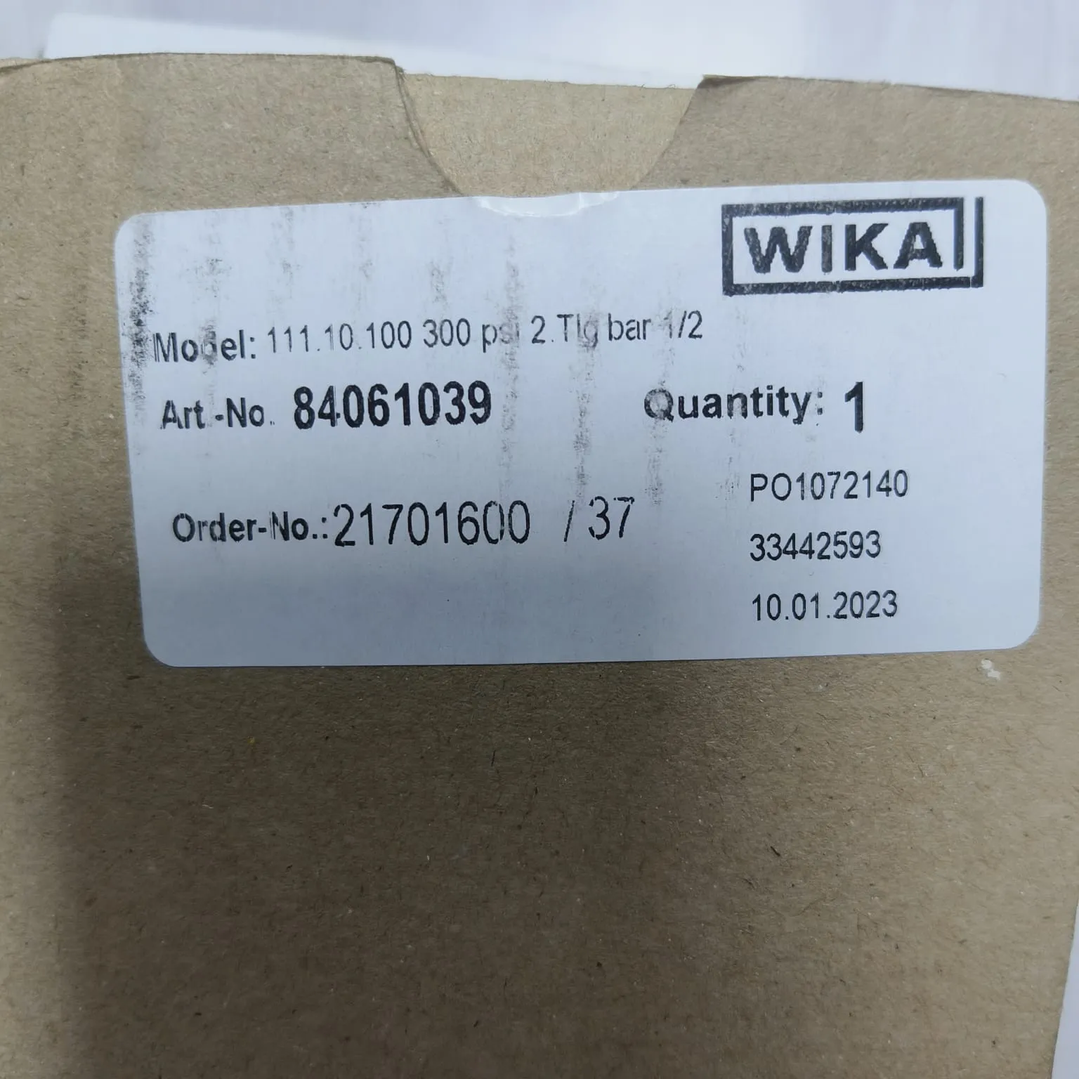 WIKA Pressure Gauge 111.10.100, 0...300 psi, Dry Black Steel Case, Dual Scale, 4" Dial, 1/2" Male NPT Lower Mount, 84061039 - image 2