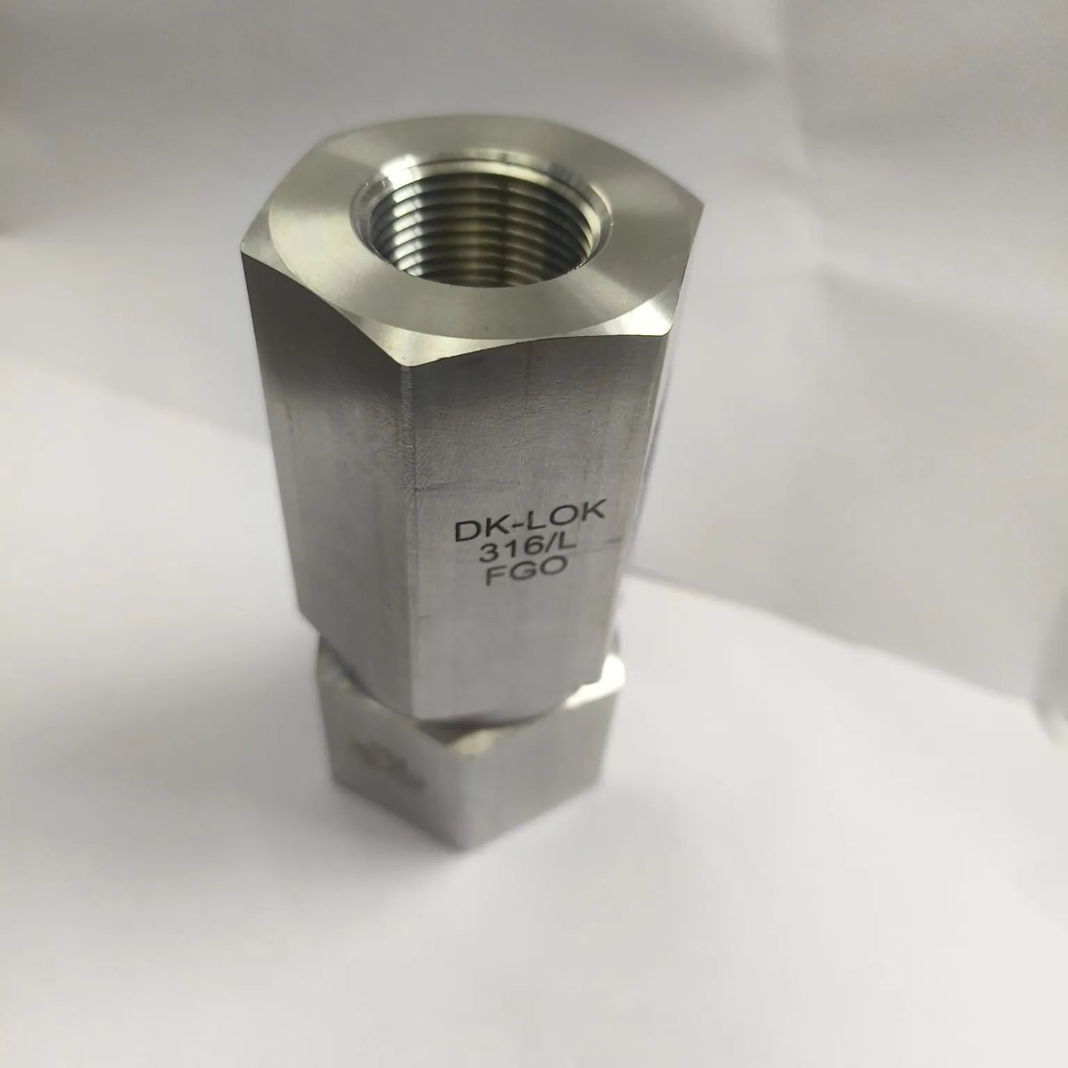 DK-LOK VH36 Series High Pressure Check Valve, 10,000 psig, 3/4" Female NPT Connections, SS316, VH36B-F-12N-10K-3-S - image 4