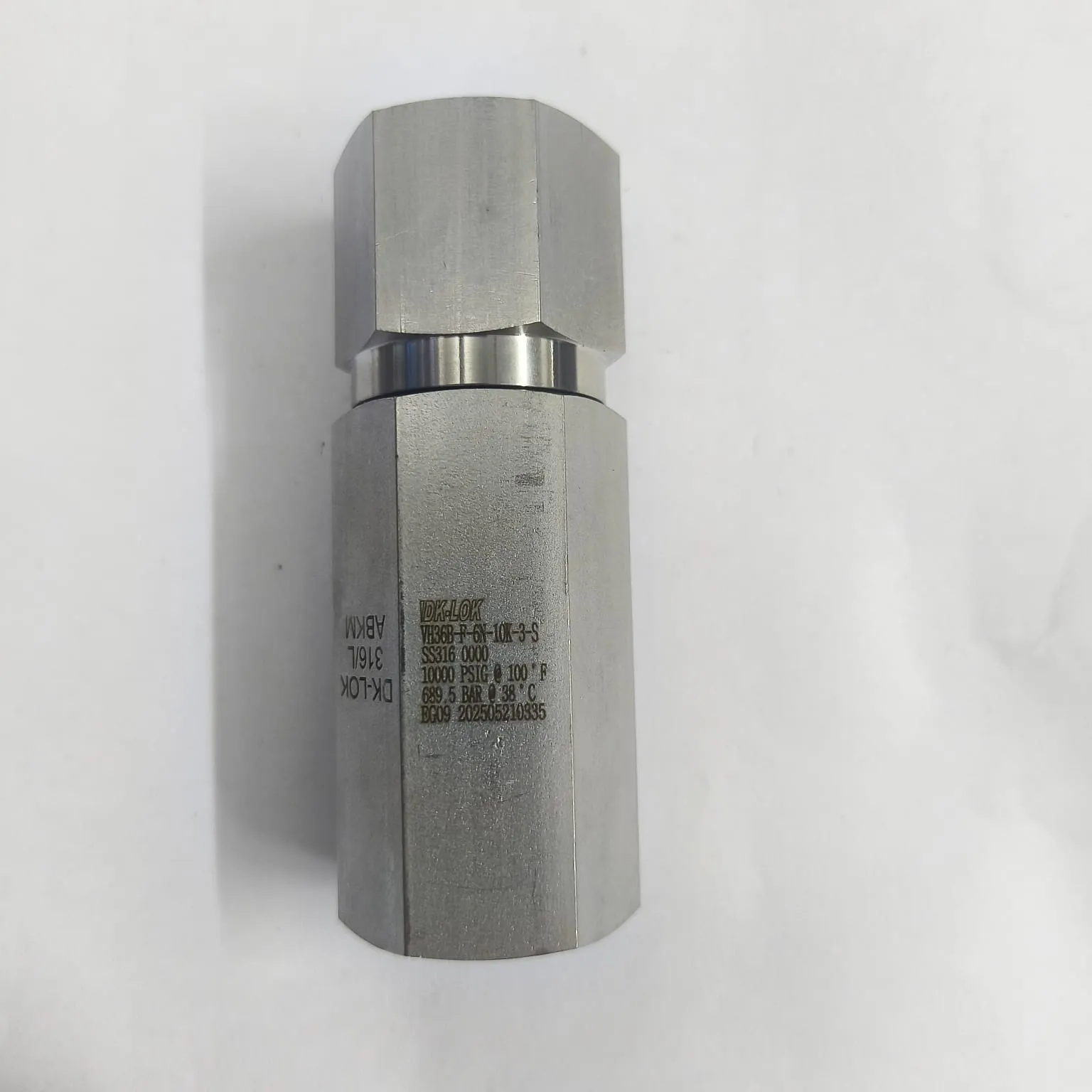 DK-LOK VH36 Series High Pressure Check Valve, 10,000 psig, 3/8" Female NPT Connections, SS316, VH36B-F-6N-10K-3-S - image 2