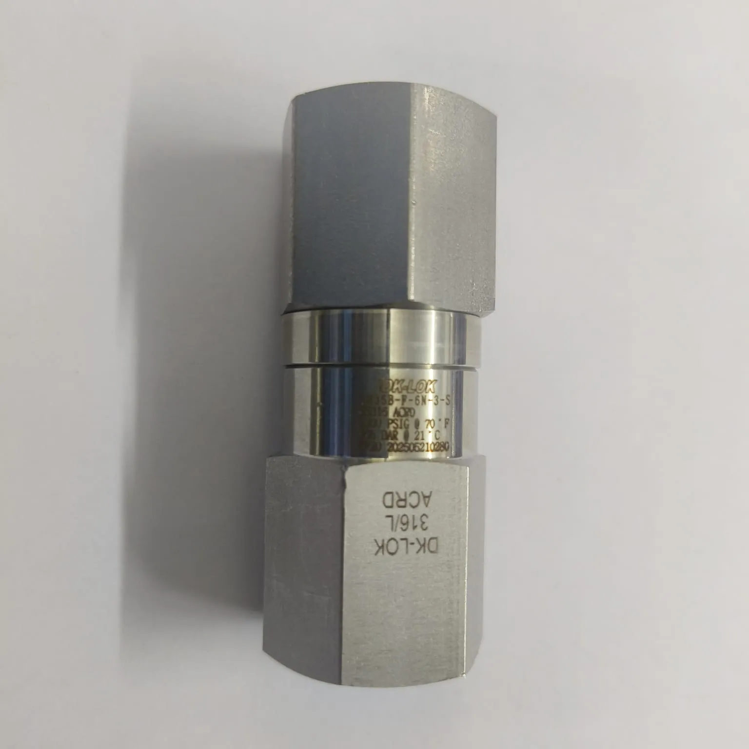 DK-LOK VH36 Series High Pressure Check Valve, 5,300 psig, 3/8" Female NPT Connections, SS316, VH36B-F-6N-3-S - image 2