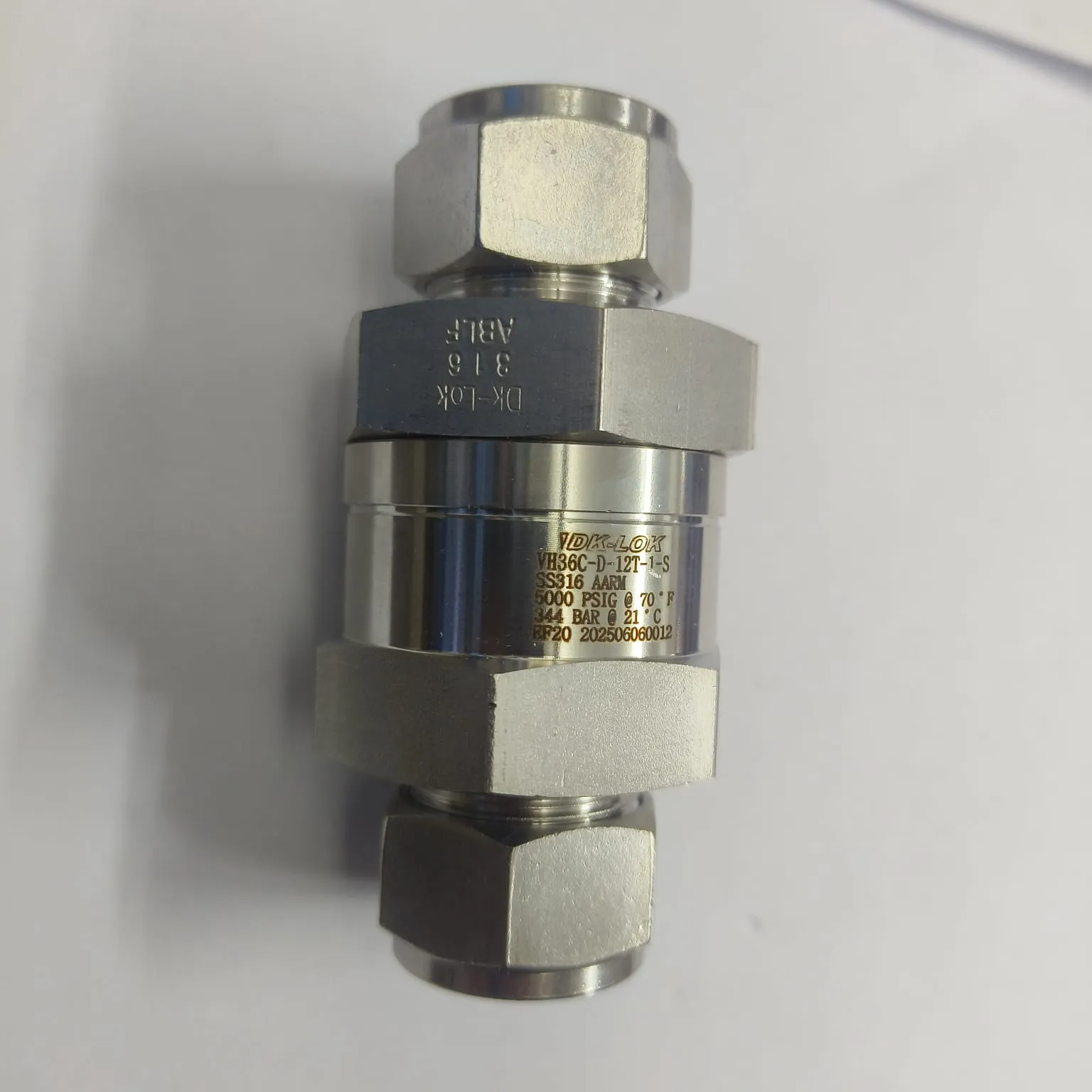 DK-LOK VH36 Series High Pressure Check Valve, 5,000 psig, 3/4" Tube OD Connections, SS316, VH36C-D-12T-1-S - image 2