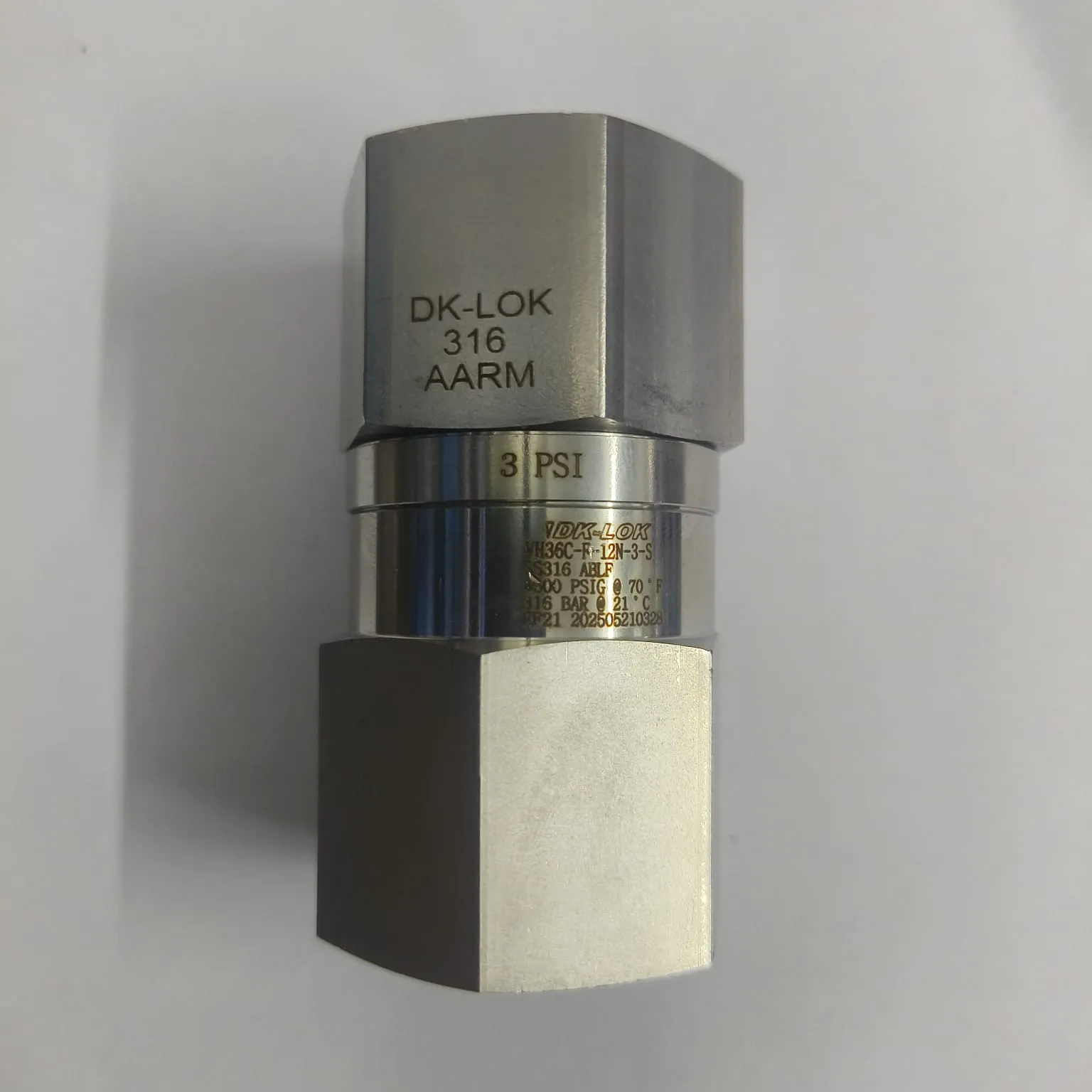 DK-LOK VH36 Series High Pressure Check Valve, 4,600 psig, 3/4" Female NPT Connections, SS316, VH36C-F-12N-3-S - image 2