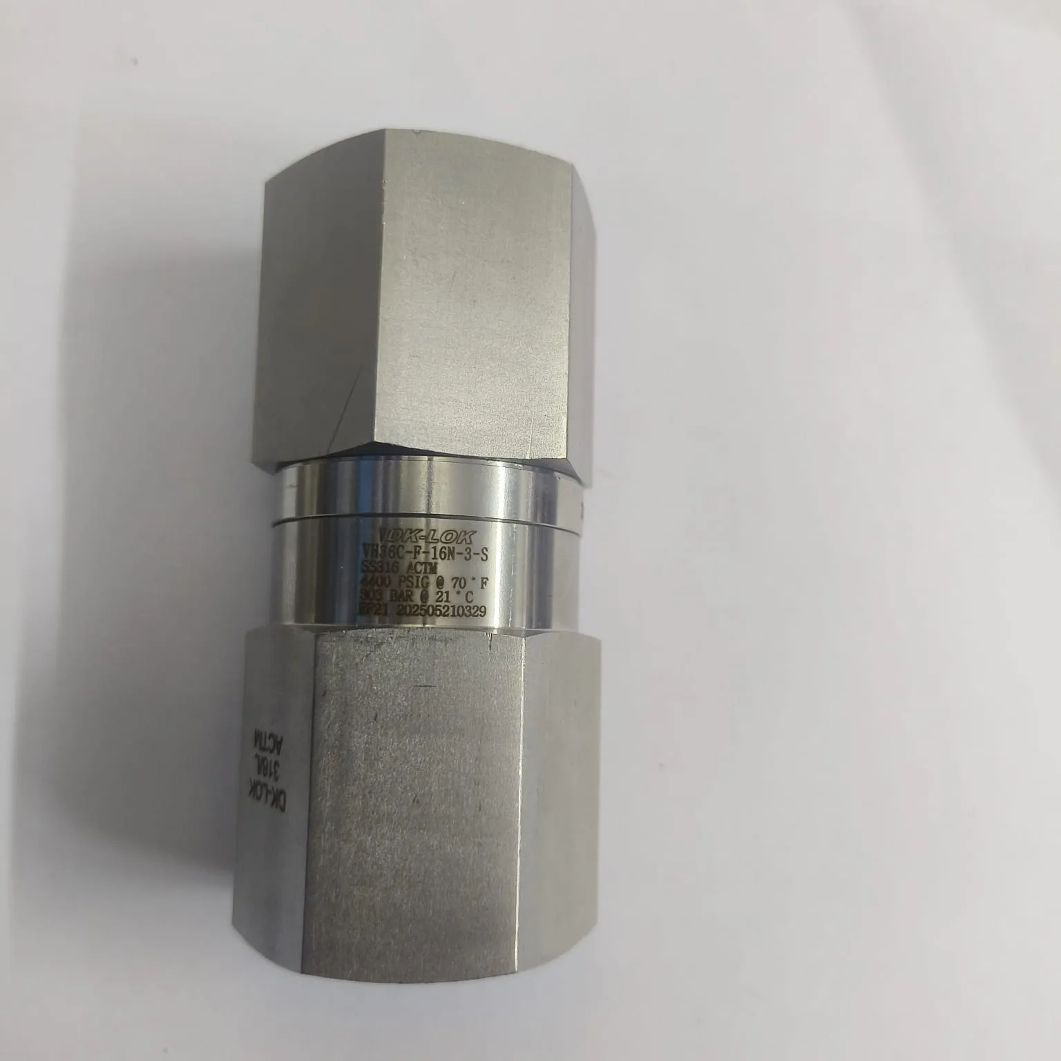 DK-LOK VH36 Series High Pressure Check Valve, 4,400 psig, 1" Female NPT Connections, SS316, VH36C-F-16N-3-S - image 2