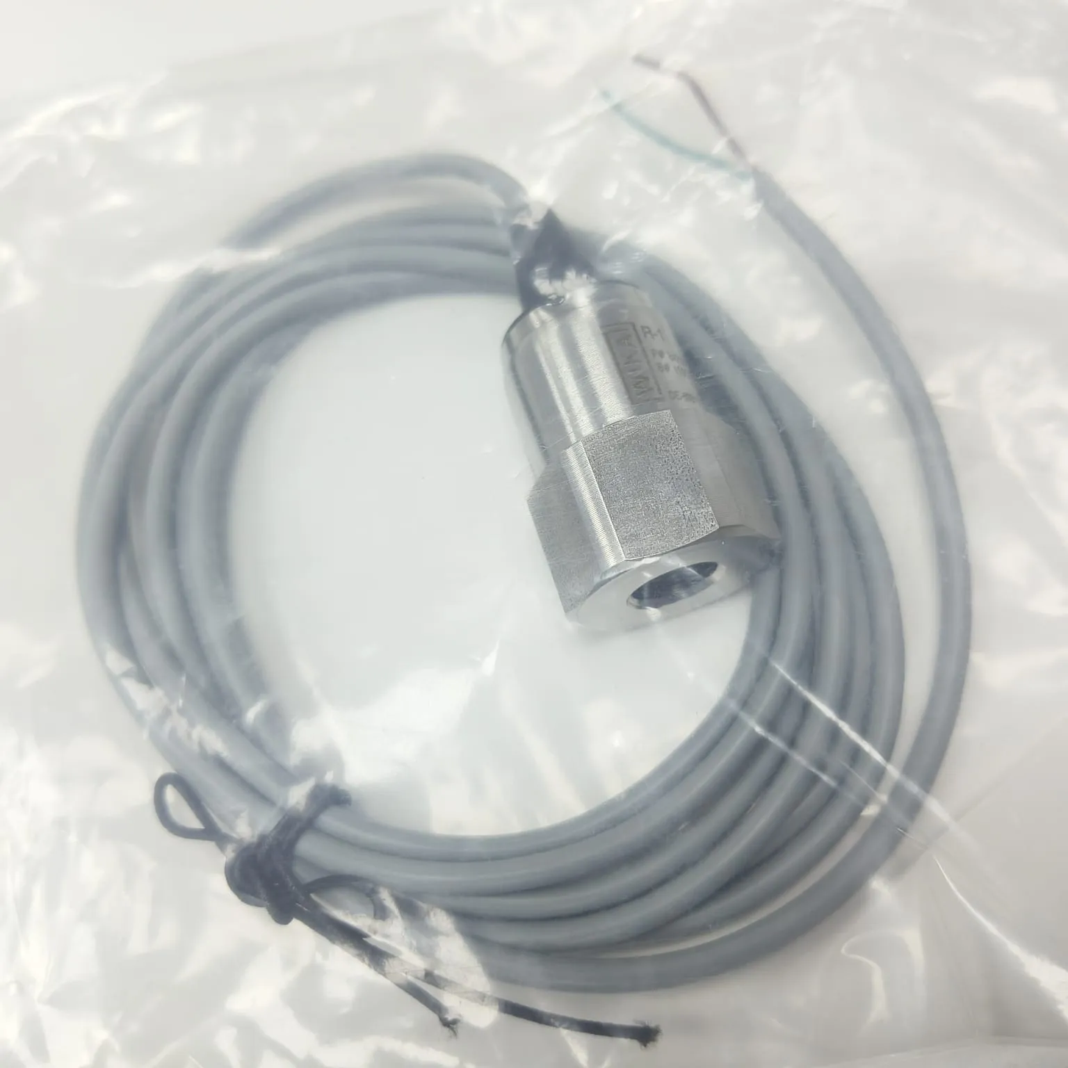 WIKA R-1 Pressure Transmitter, -1...+10 Bar Gauge, 7/16-20UNF-2B Schrader Connection, Flying Lead 2m Cable, 2-wire, 84238100 - image 2
