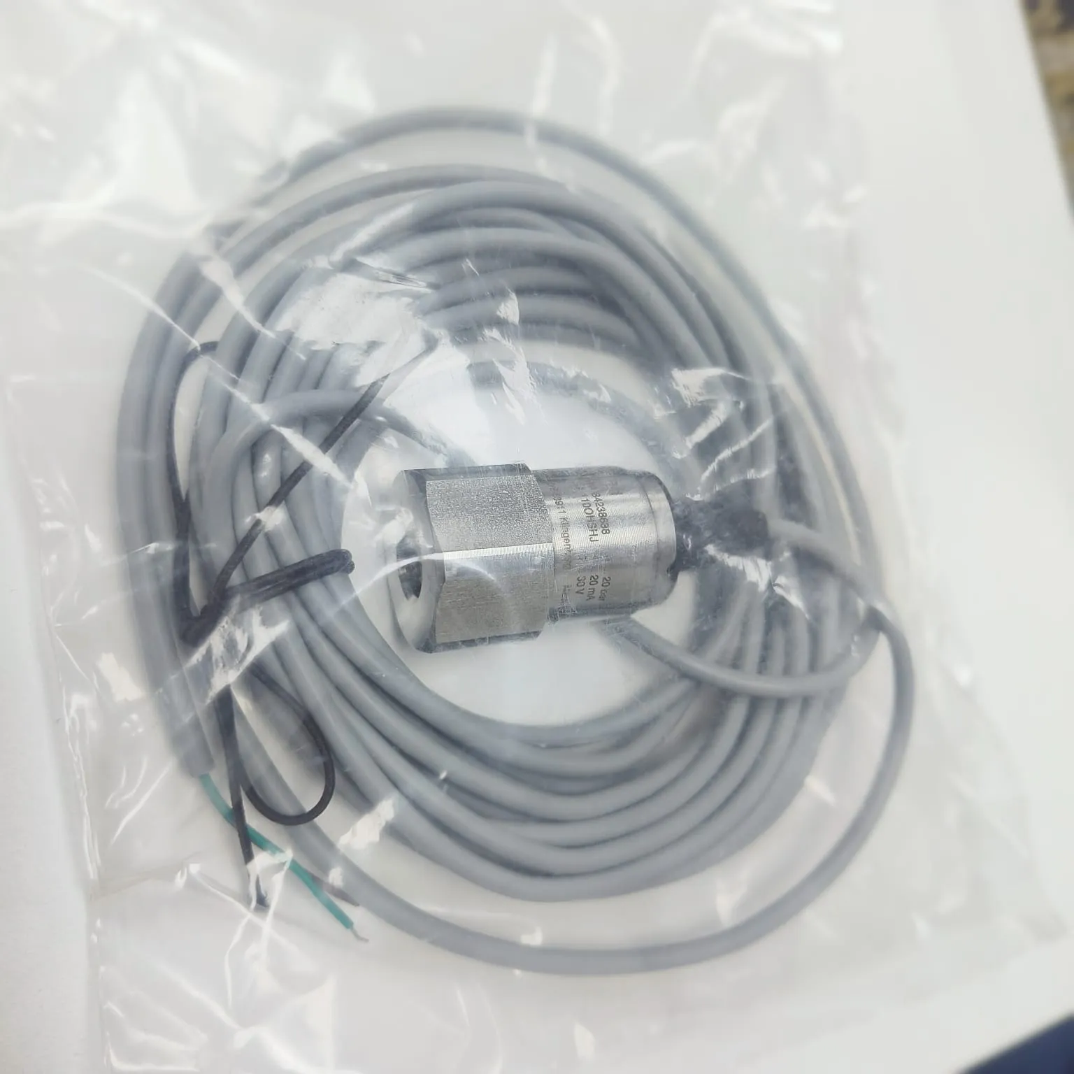 WIKA R-1 Pressure Transmitter, -1...+20 Bar Gauge, 7/16-20UNF-2B Schrader Connection, Flying Lead 5m Cable, 2-wire, 84238688 - image 2