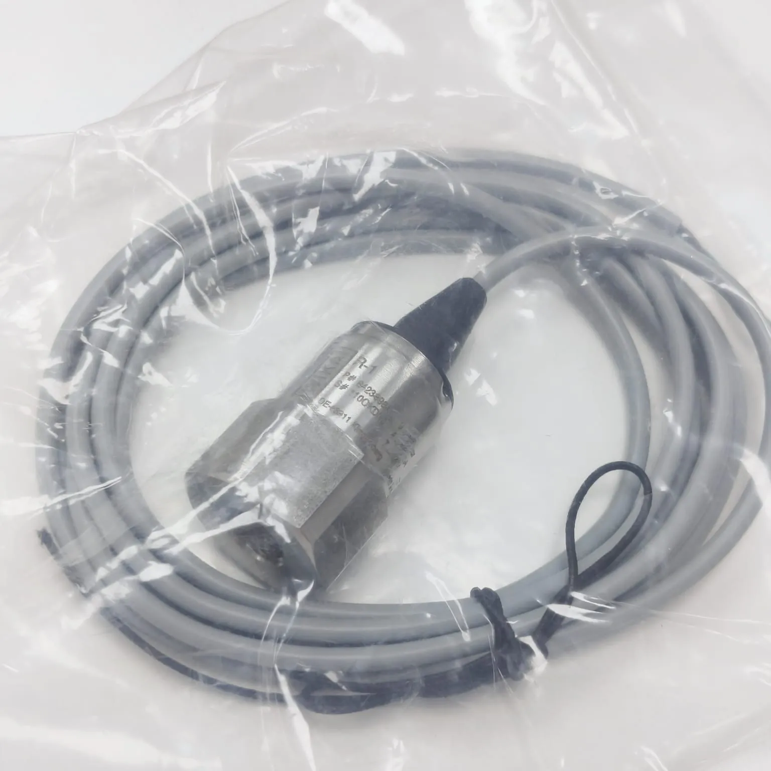 WIKA R-1 Pressure Transmitter, 0... 60 Bar Gauge, 7/16-20UNF-2B Schrader Connection, Flying Lead 2m Cable, 2-wire, 84238984 - image 2